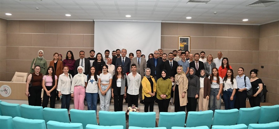 ÜNİVERSİTEDE “KAMPÜSTE DAYANIŞMANIN GÜCÜ:KOOPERATİFÇİLİK İLE TANIŞ” KONULU KONFERANS DÜZENLENDİ